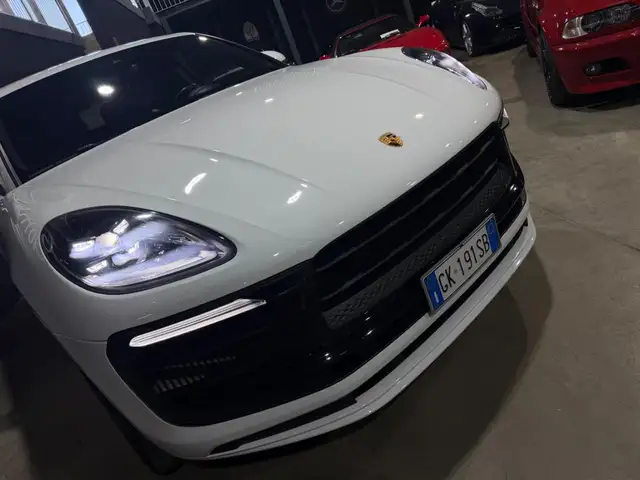 Porsche Macan view 7