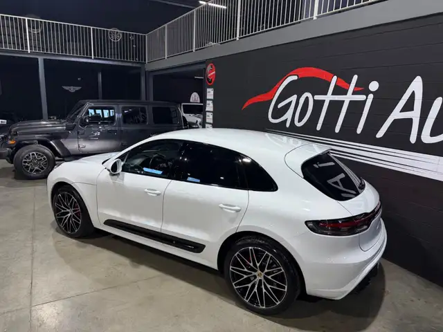 Porsche Macan view 8