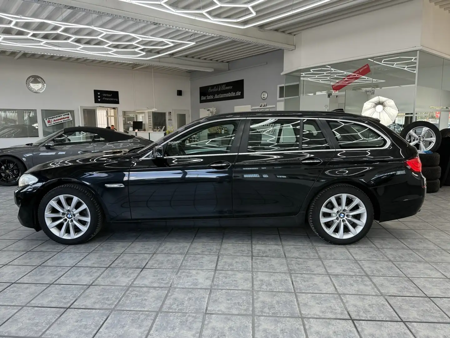 BMW 520 dA Touring, Leder, Navi, Panorama, Sitzheiz. Schwarz - 2