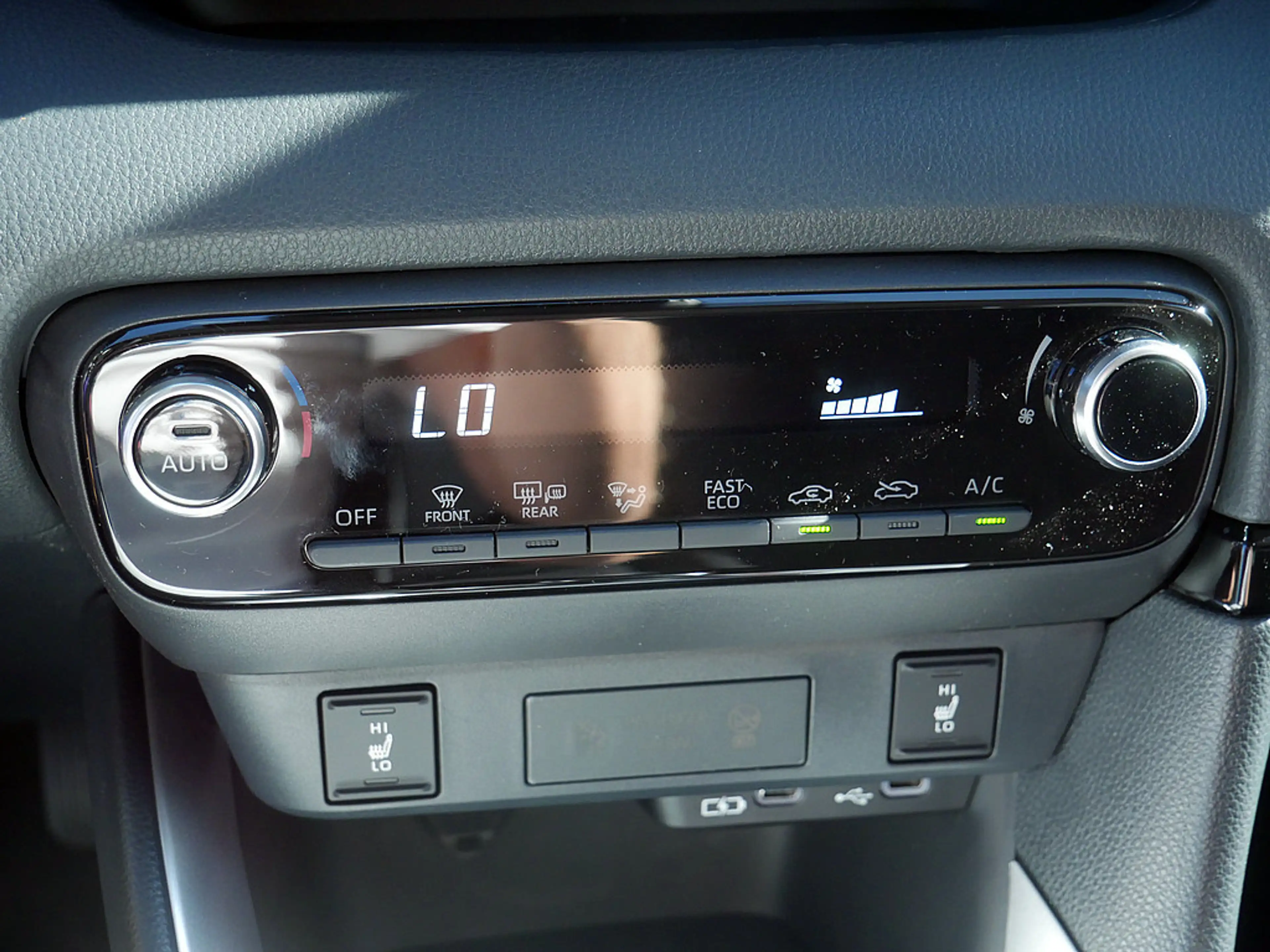 Mazda 2 Hybrid 1.5 VVT-i 116 CVT FWD Centre-Line — photo 14