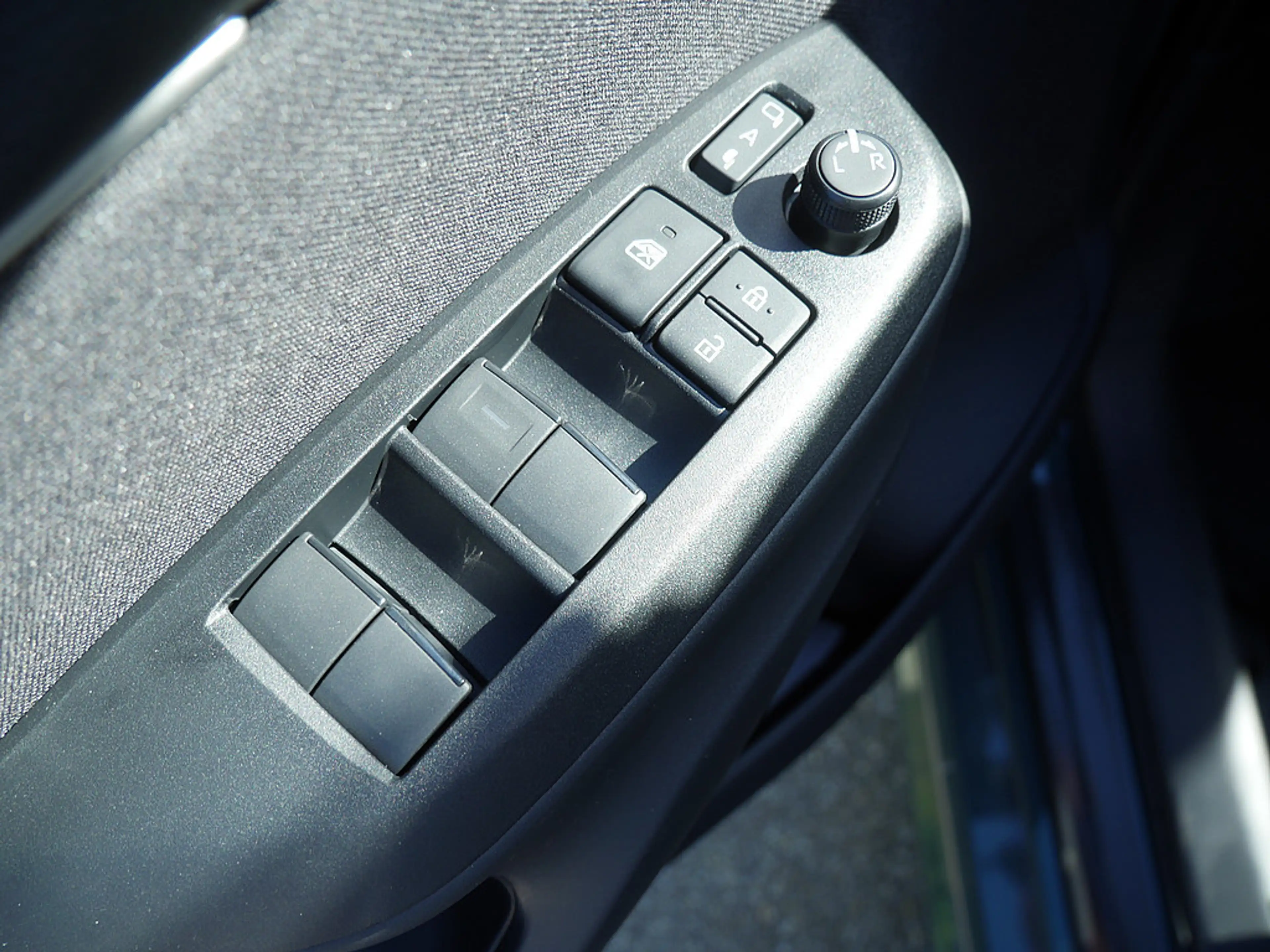 Mazda 2 Hybrid 1.5 VVT-i 116 CVT FWD Centre-Line — photo 10