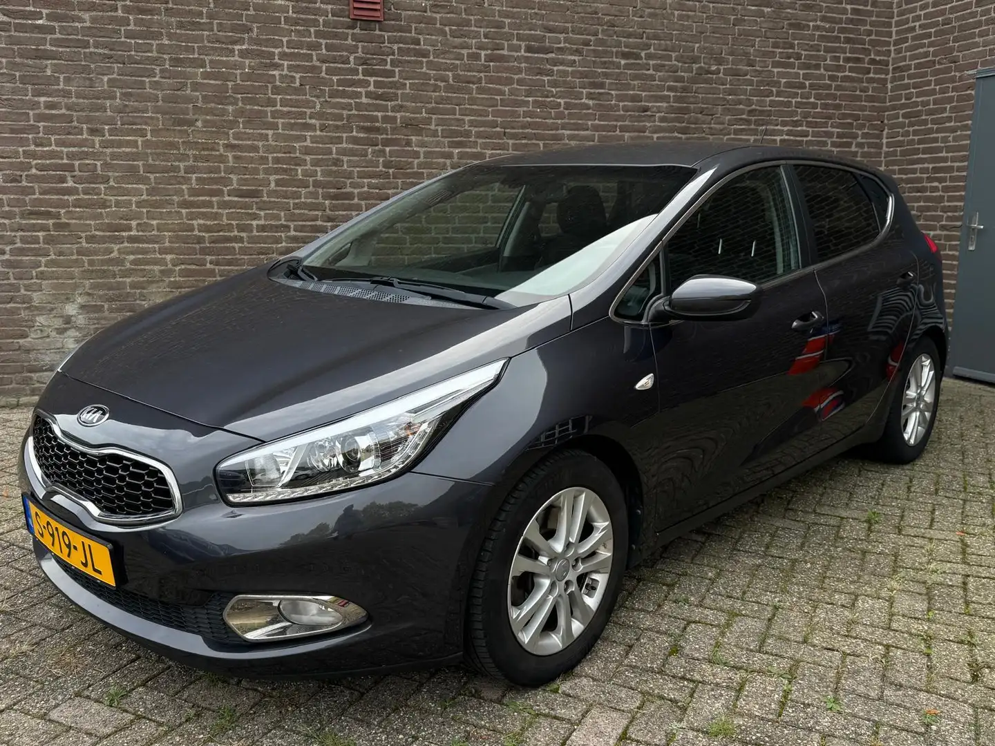 Kia Ceed / cee'd 1.6 GDI ComfortLine Camera Clima Cruise-Contr. Nav Grijs - 1