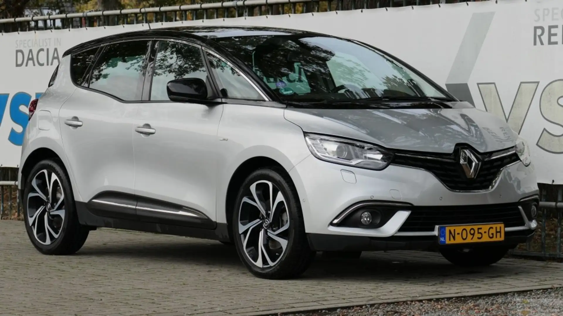 Renault Scenic TCe 130 Bose Zilver - 1