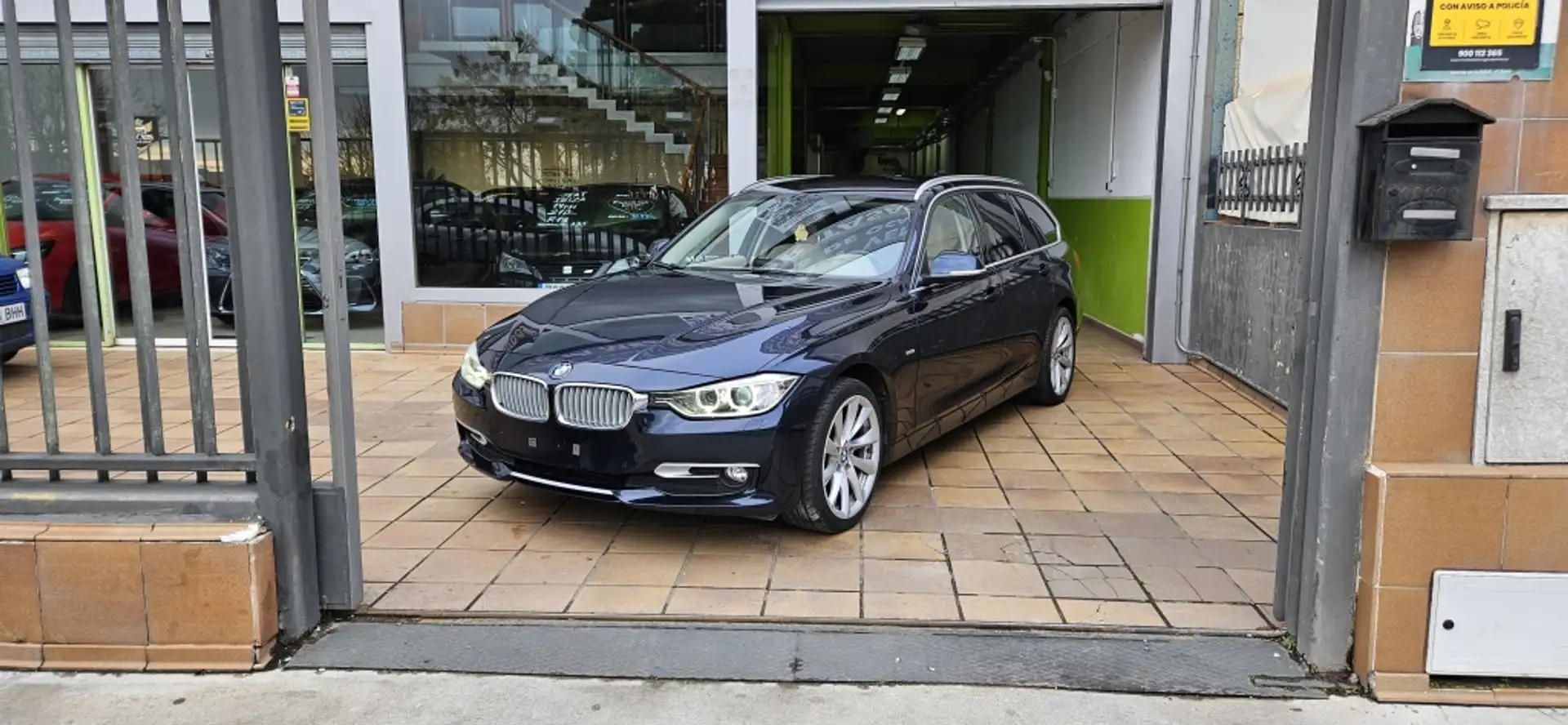 BMW 320 320d Touring xDrive Sport Schwarz - 1