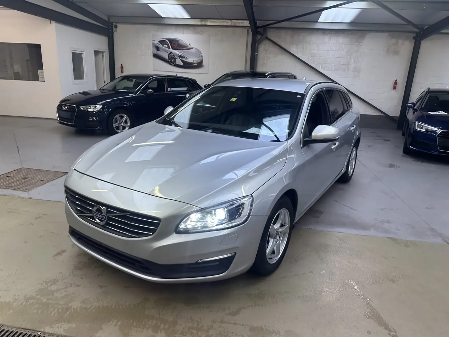 Volvo V60 2.0 D2 Kinetic Argent - 1