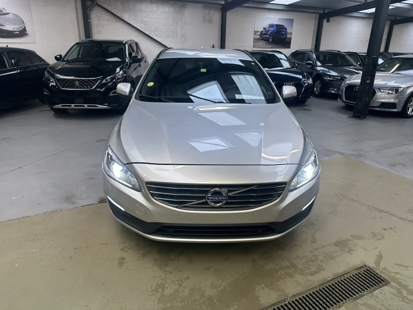 Volvo V60 2.0 D2 Kinetic Argent - 2