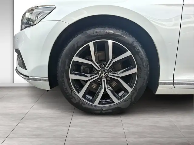 Volkswagen Passat view 6