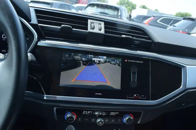 Audi Q3 view 8