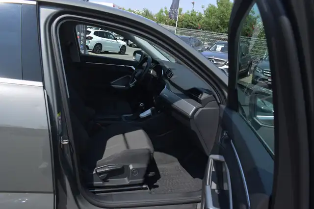 Audi Q3 view 14