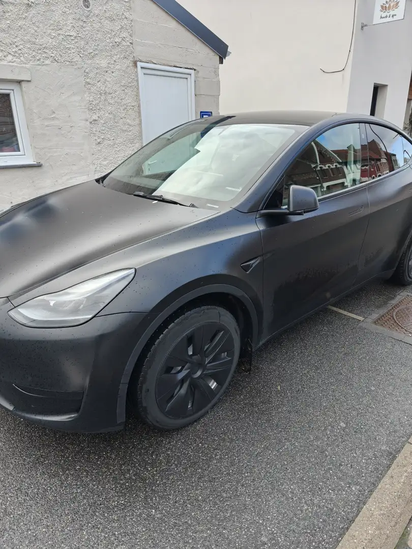 Tesla Model Y - 1