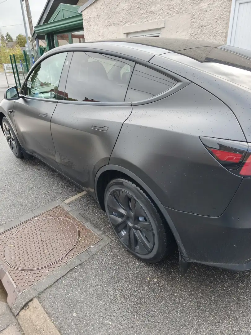 Tesla Model Y - 2