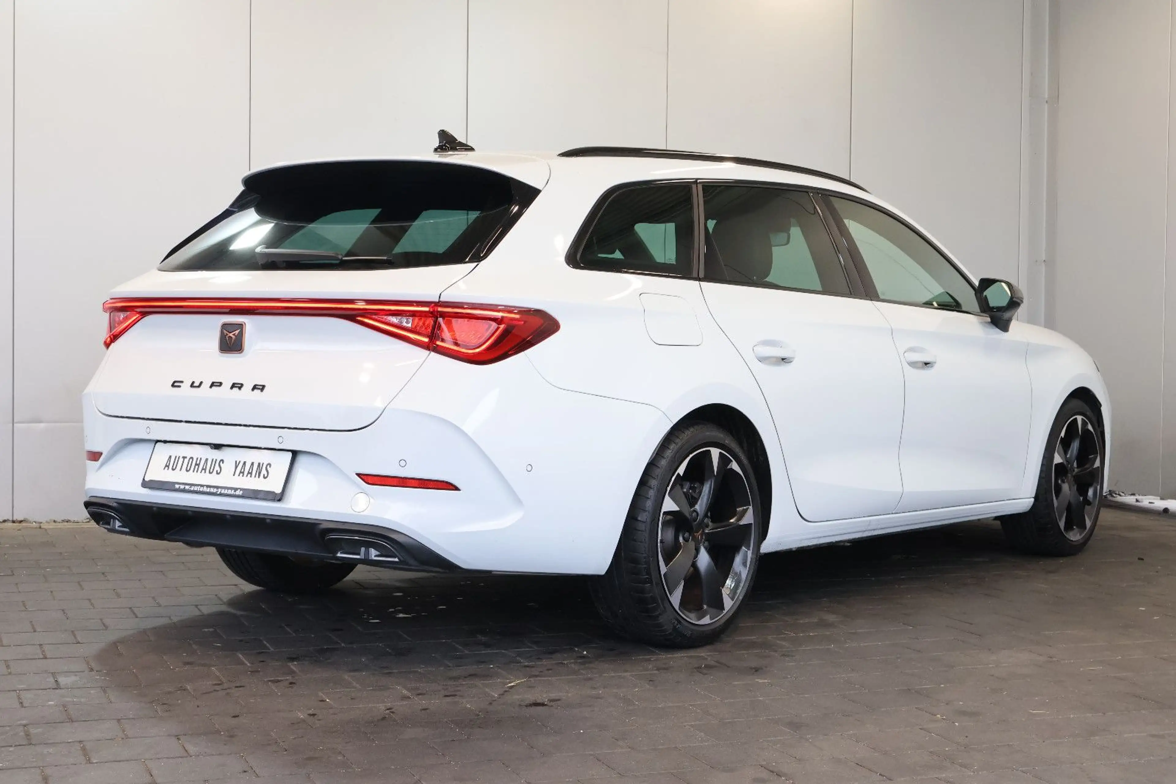 CUPRA Leon ST 1.5 eTSI AID+ACC+KEY+KAM+LED+CARPLAY+18" — photo 4
