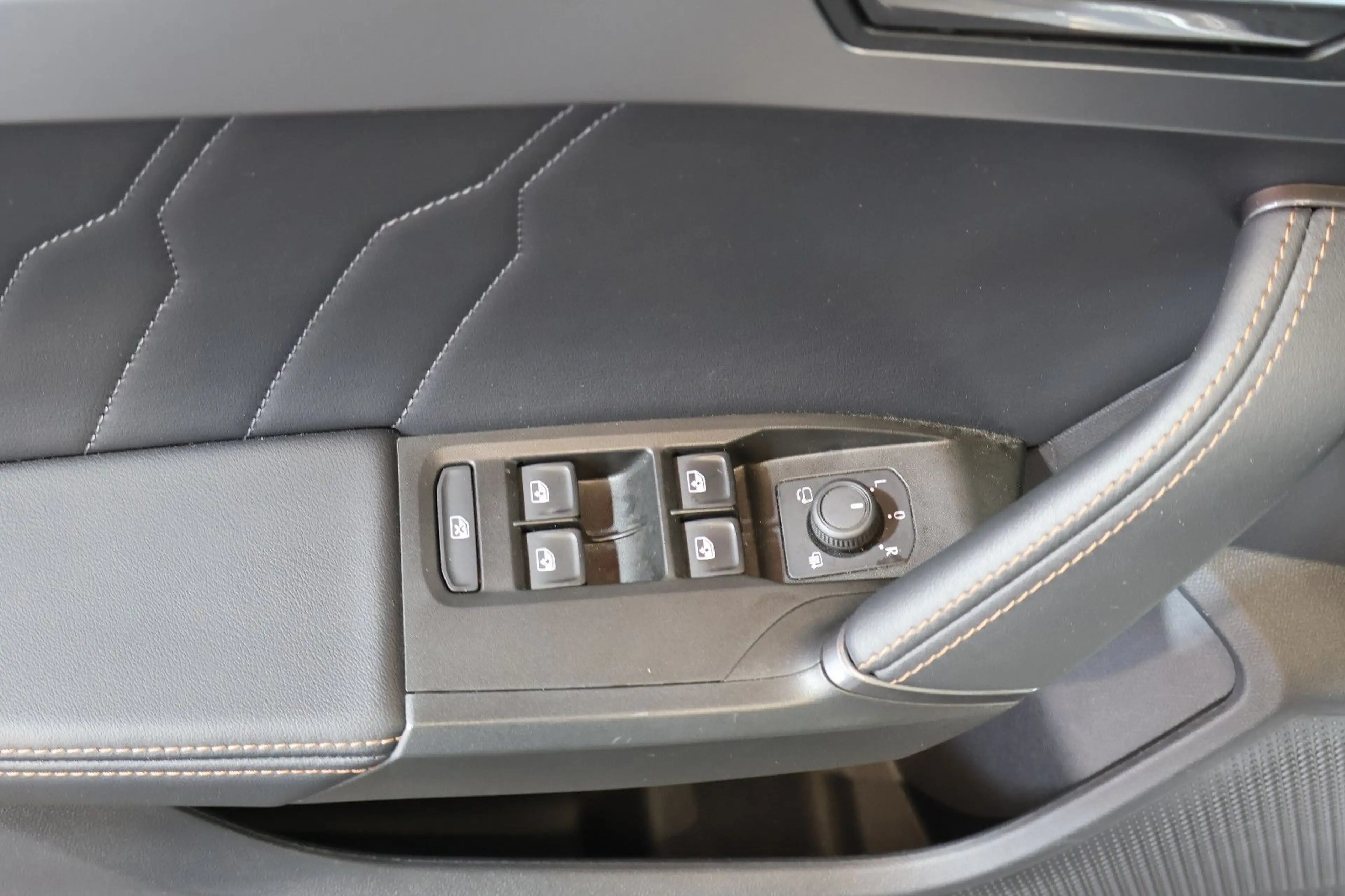 CUPRA Leon ST 1.5 eTSI AID+ACC+KEY+KAM+LED+CARPLAY+18" — photo 12