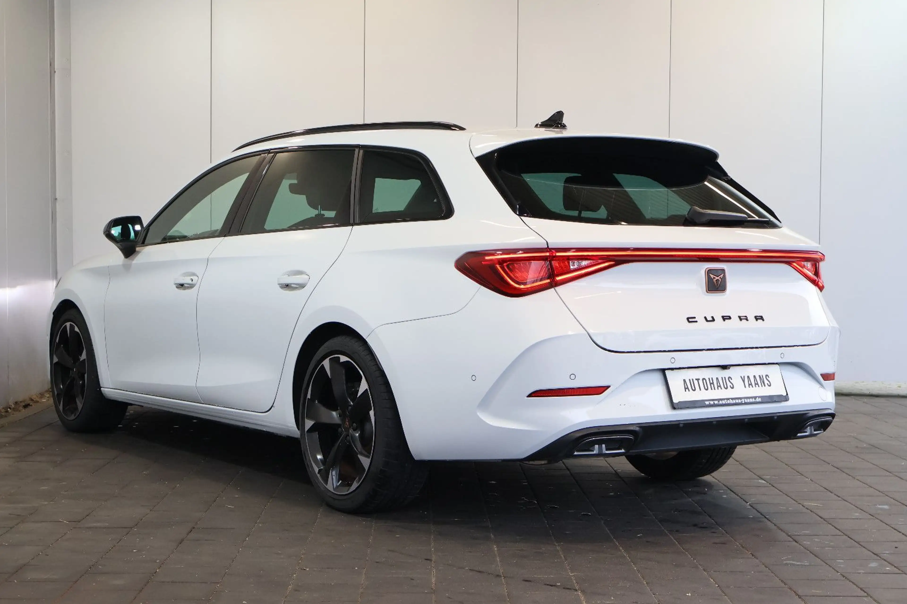 CUPRA Leon ST 1.5 eTSI AID+ACC+KEY+KAM+LED+CARPLAY+18" — photo 6
