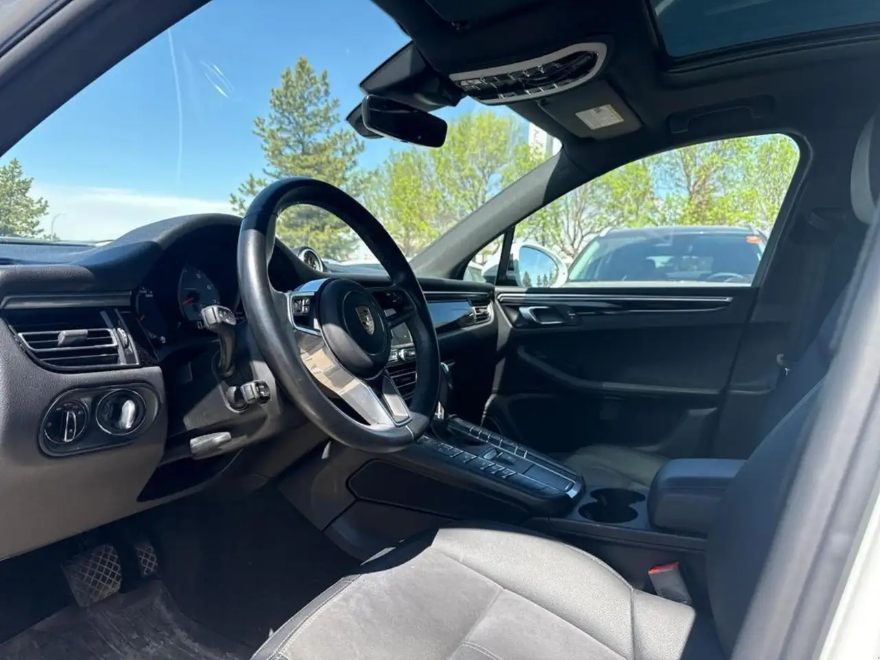 Porsche Macan photo Porsche Macan