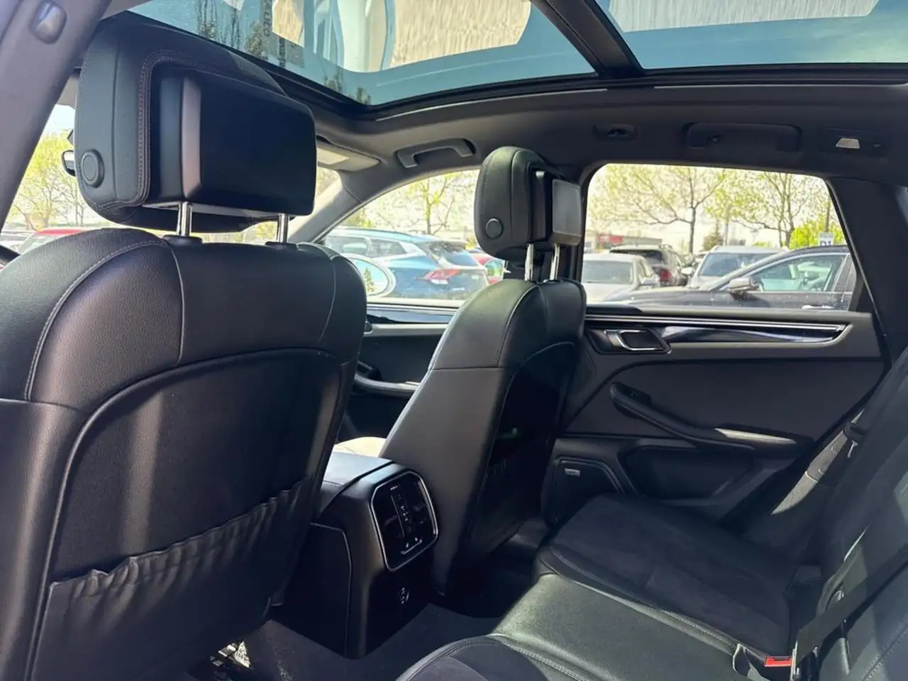 Porsche Macan photo Porsche Macan