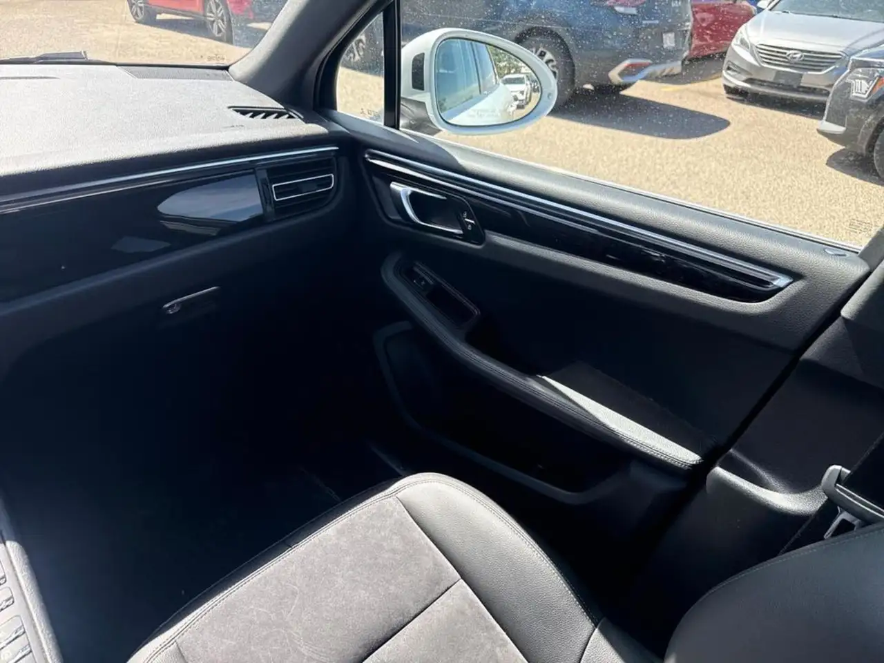 Porsche Macan photo Porsche Macan