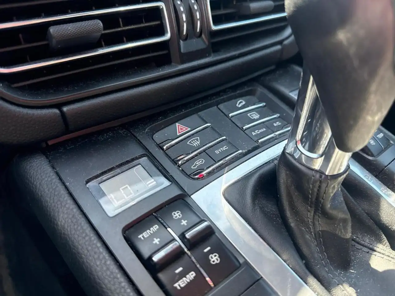 Porsche Macan photo Porsche Macan