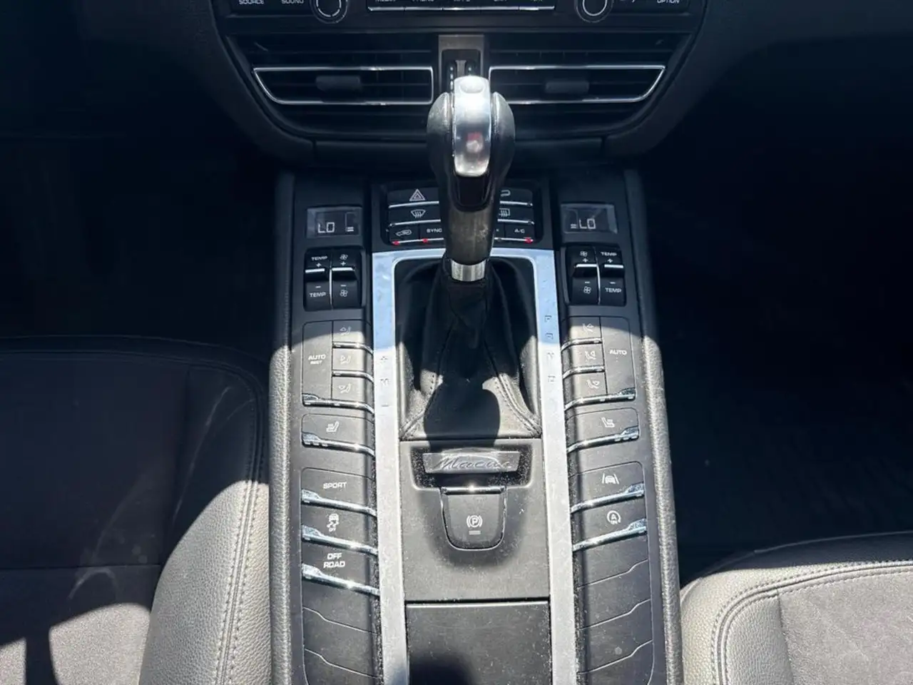 Porsche Macan photo Porsche Macan