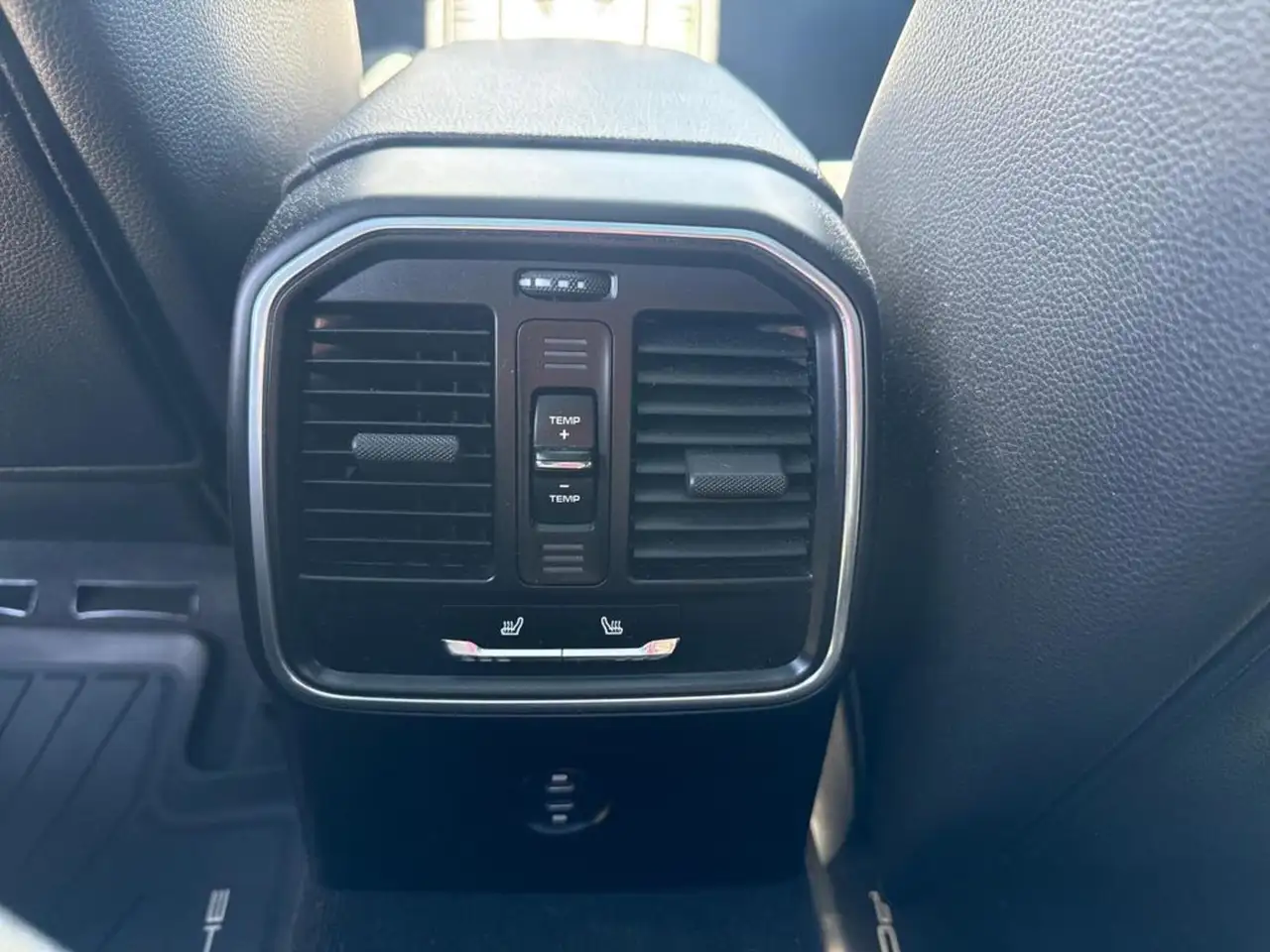 Porsche Macan photo Porsche Macan