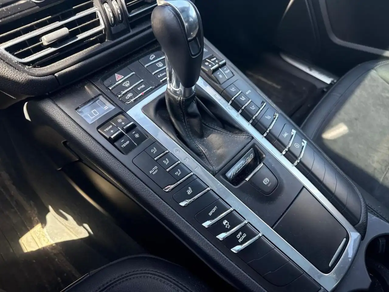 Porsche Macan photo Porsche Macan