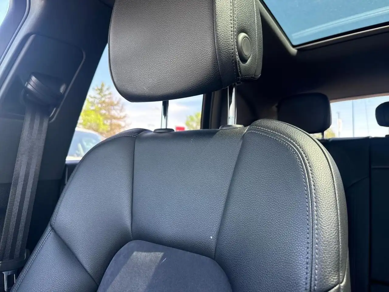 Porsche Macan photo Porsche Macan