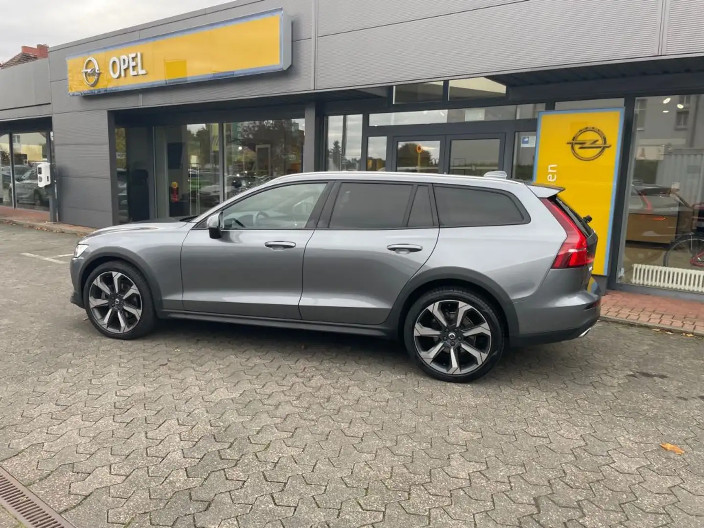 Volvo V60 Cross Country B4 D AWD Geartr. Pro+Xenium+Kamera+ACC Grau - 2