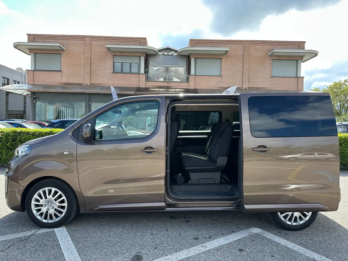 Peugeot Traveller TRAVELLER  BLUEHDI 180 S&S EAT6  BUSIN STANDARD Grigio - 1