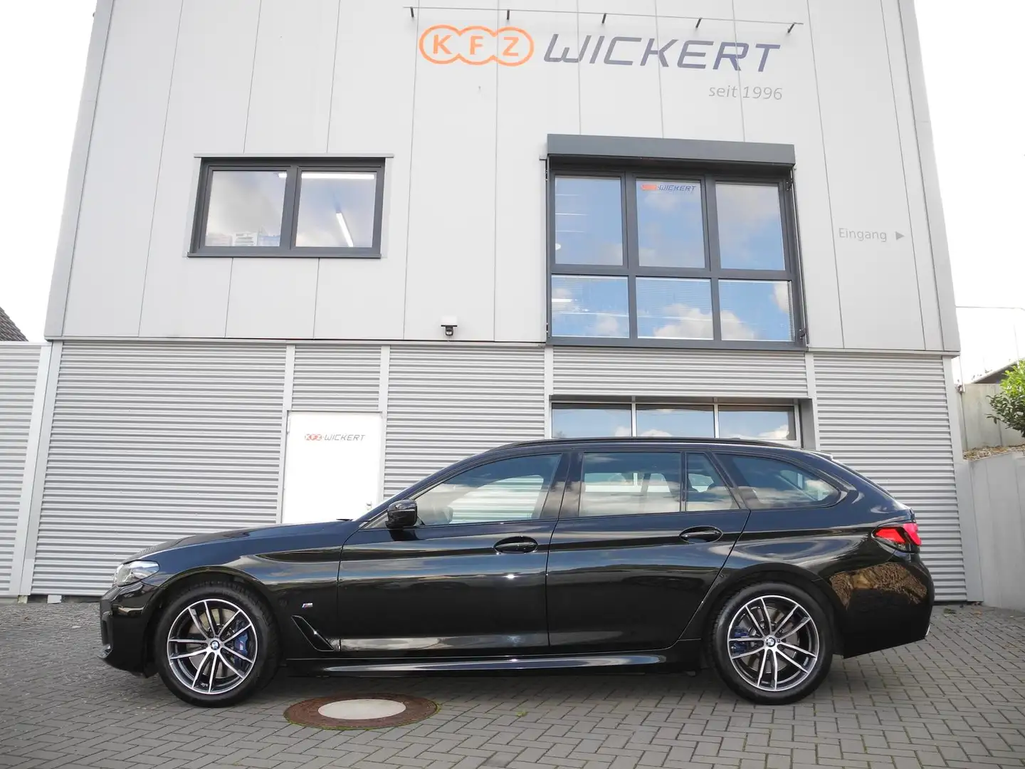 BMW 530 d xDrive M Sport *AHK*Panorama* Schwarz - 2