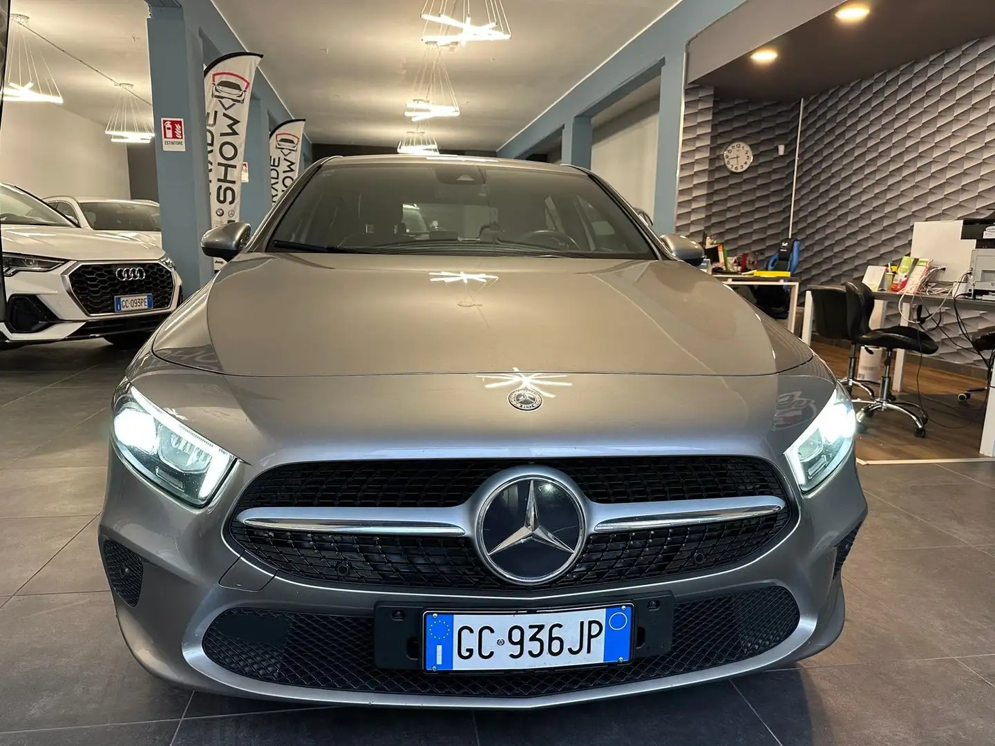 Mercedes-Benz A 180 A 180 d Business Extra auto Gris - 2