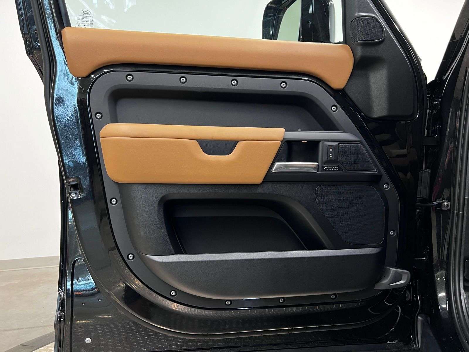 2026 Land Rover Defender 110 P500 V8 X-DYNAMIC SE thumb 28