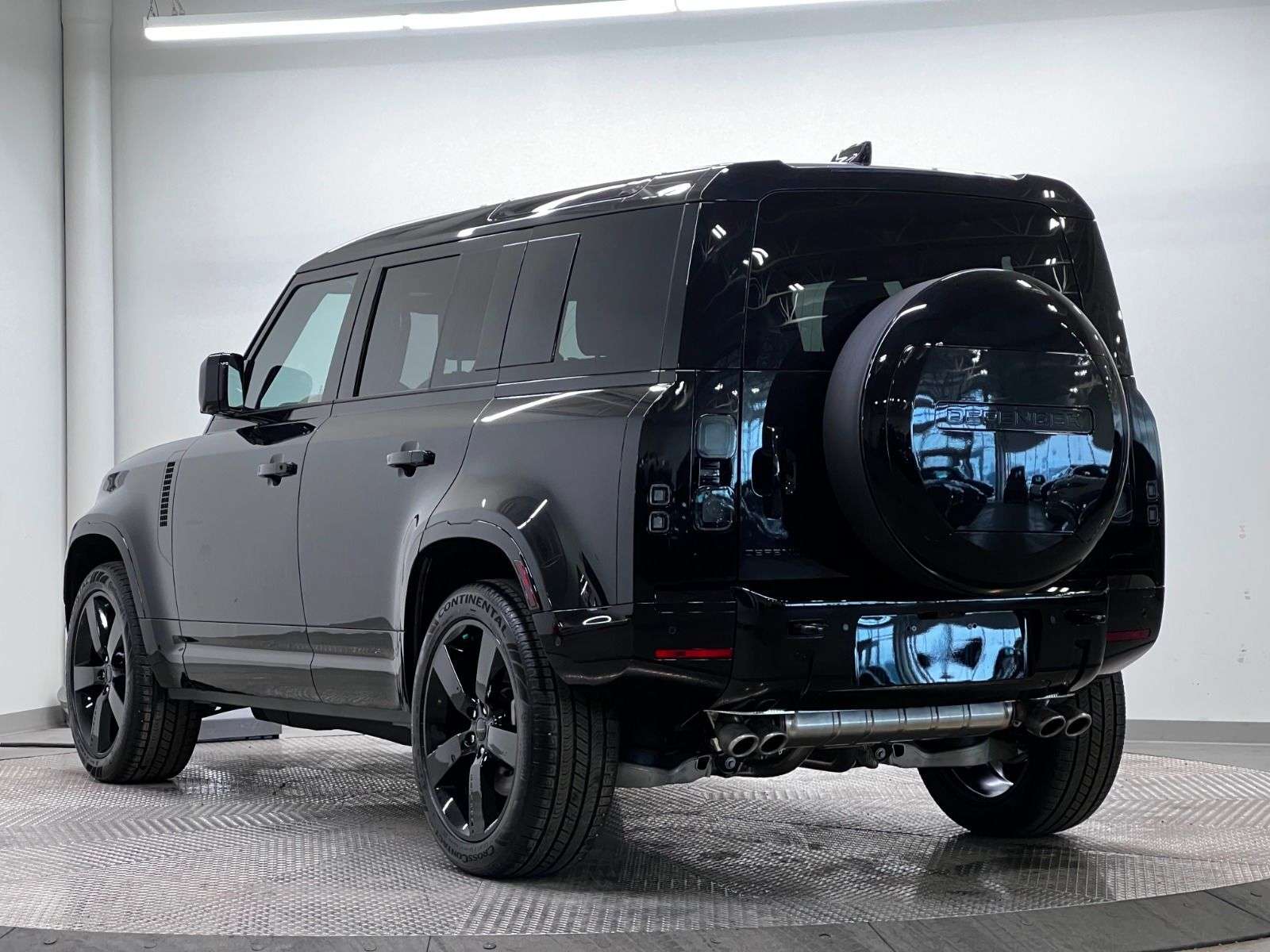 2026 Land Rover Defender 110 P500 V8 X-DYNAMIC SE alt 3