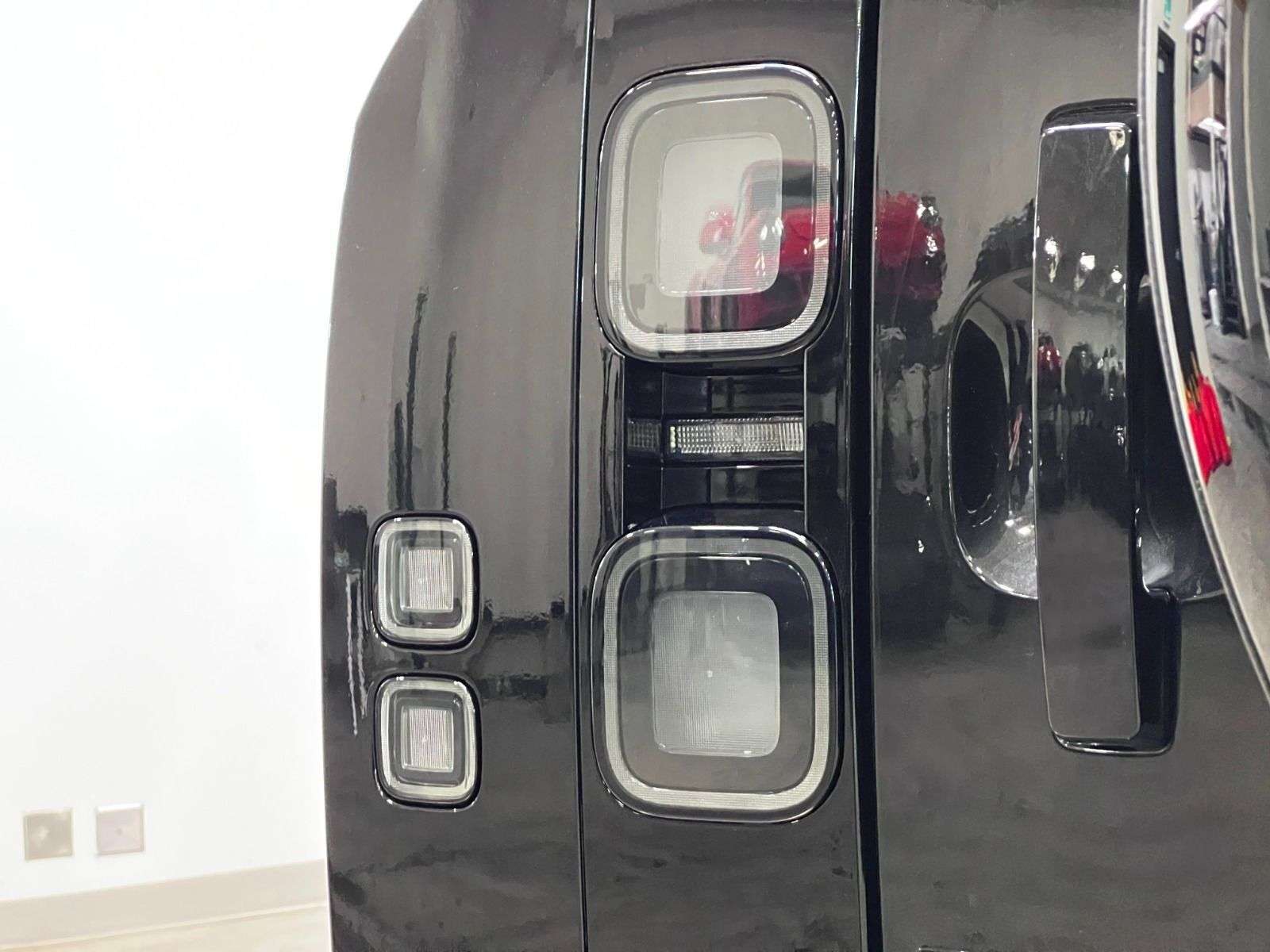 2026 Land Rover Defender 110 P500 V8 X-DYNAMIC SE thumb 14