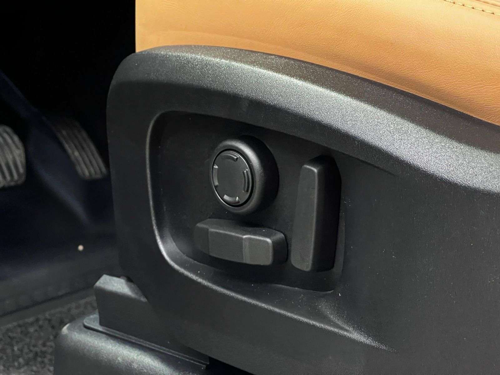 2026 Land Rover Defender 110 P500 V8 X-DYNAMIC SE thumb 31