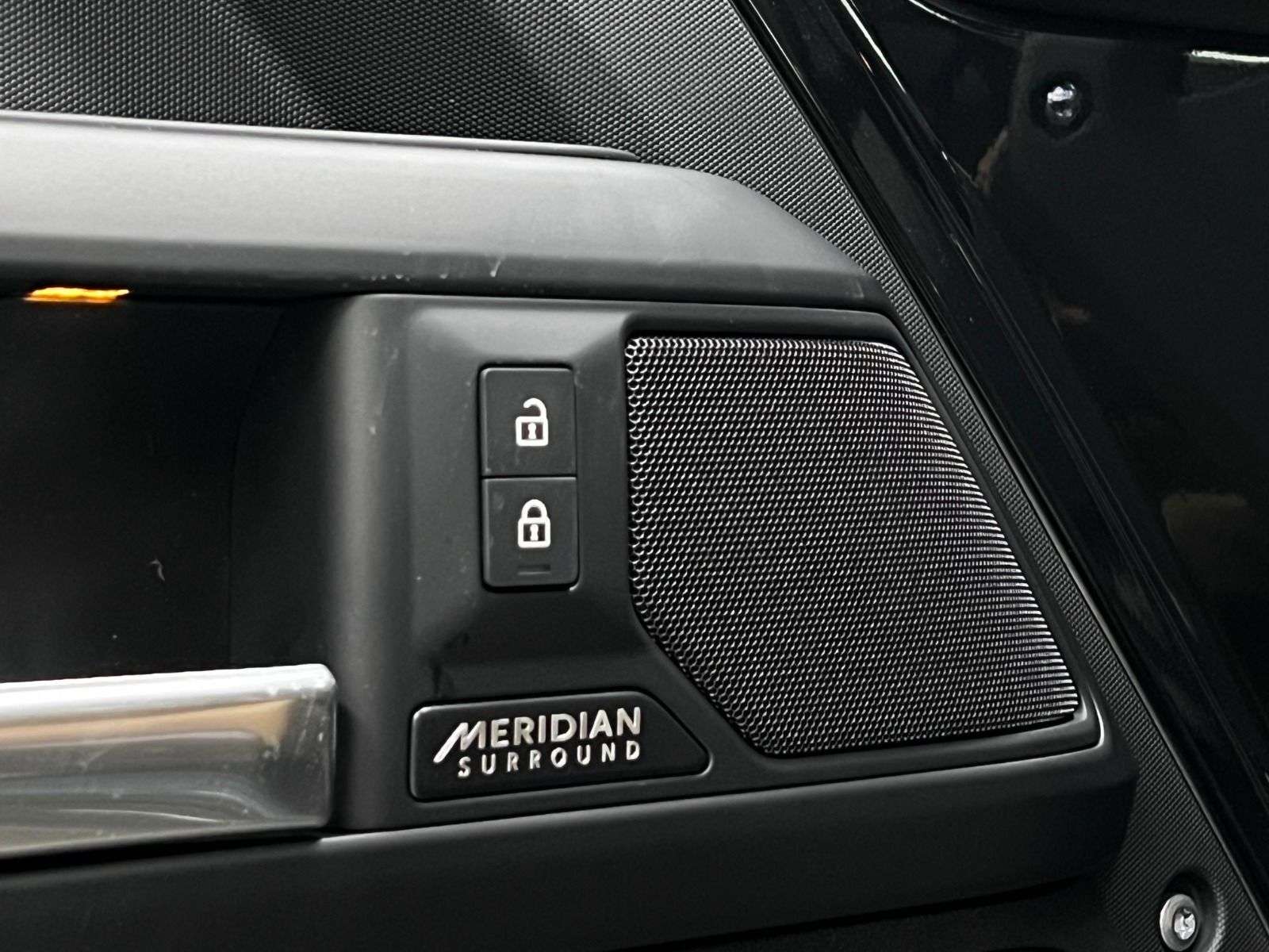 2026 Land Rover Defender 110 P500 V8 X-DYNAMIC SE thumb 30