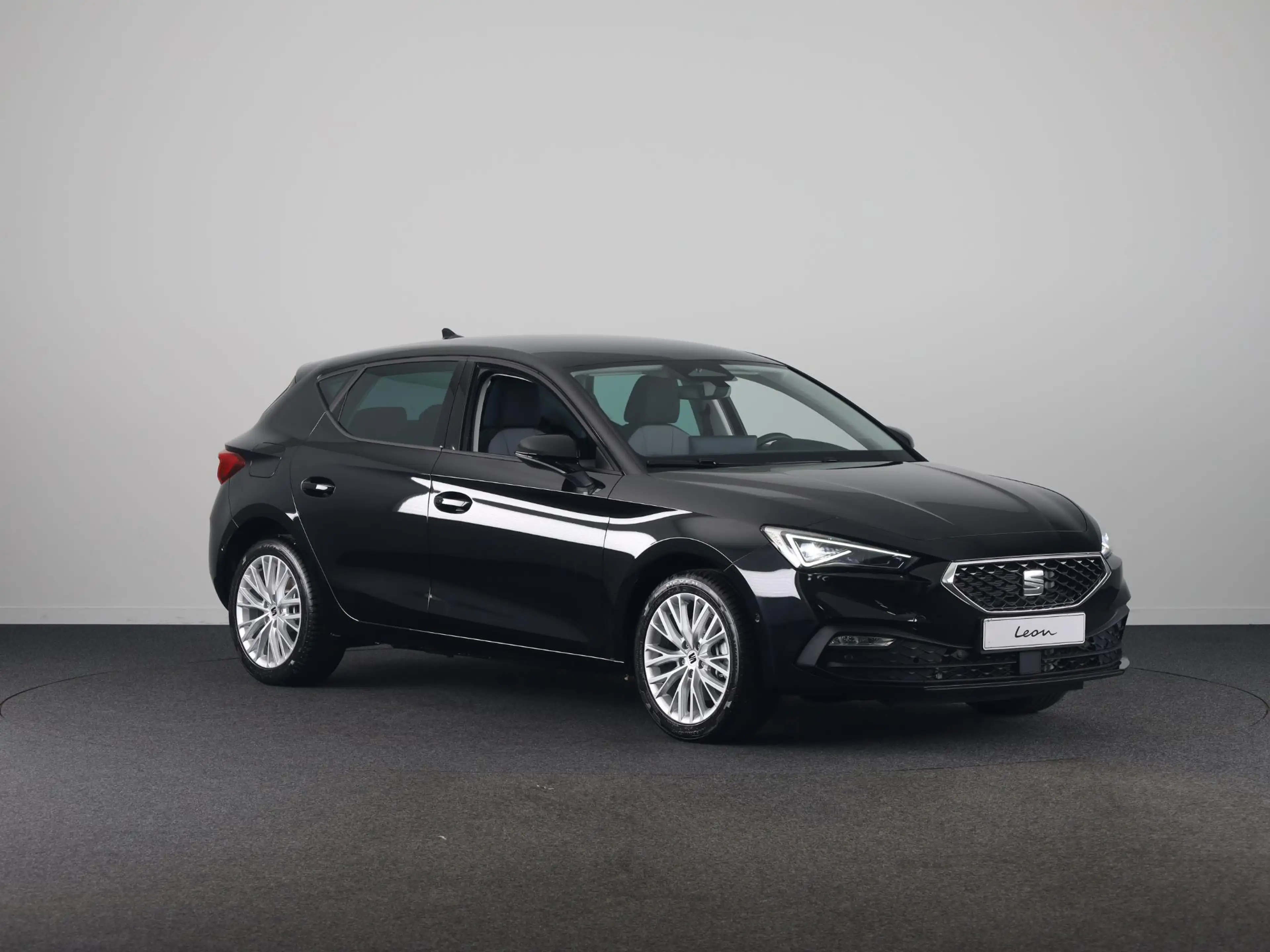 SEAT Leon e-Hybrid 1.5 TSI Style Business Intense | Midnight Black Me — photo 4