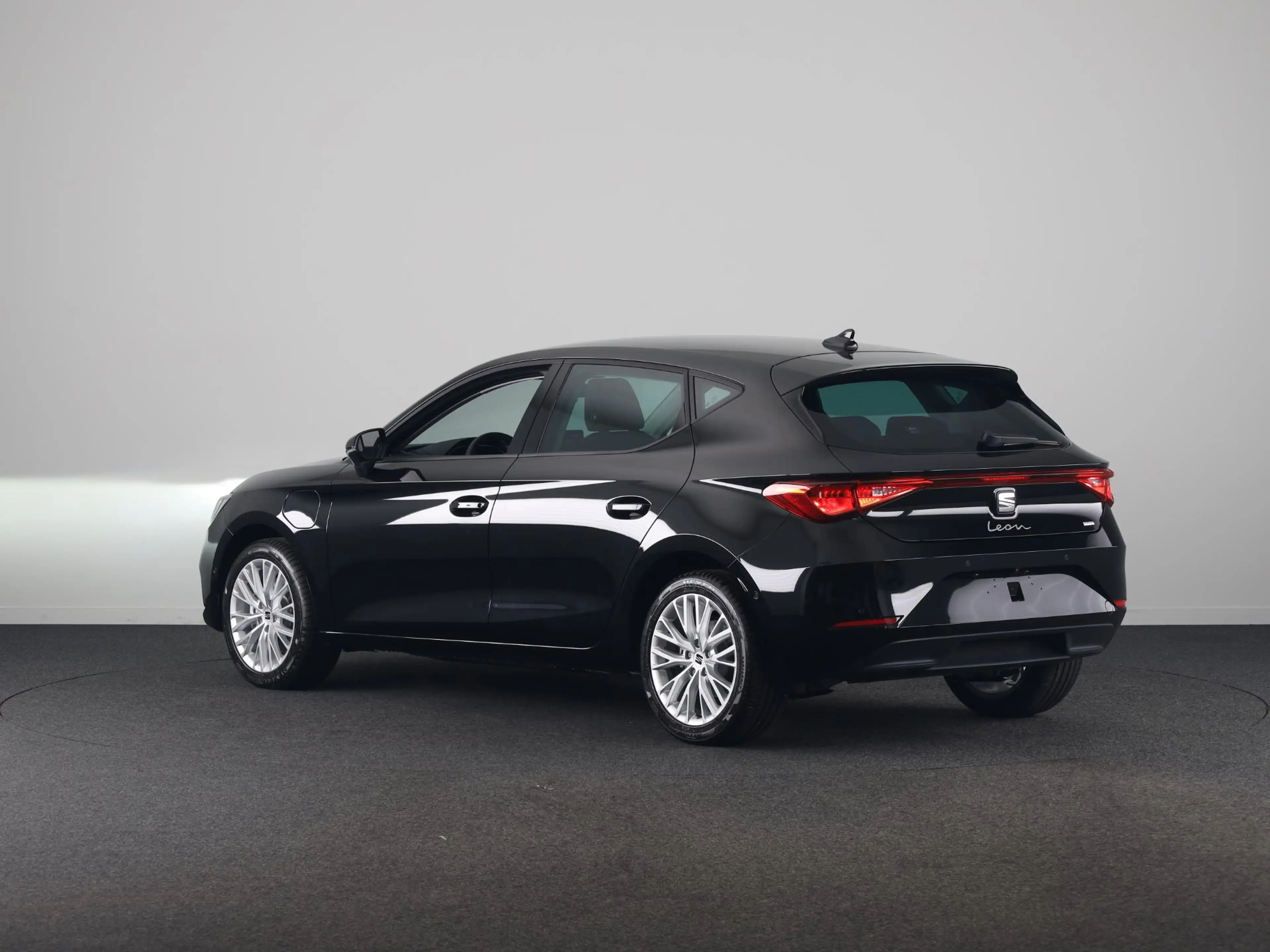 SEAT Leon e-Hybrid 1.5 TSI Style Business Intense | Midnight Black Me — photo 2