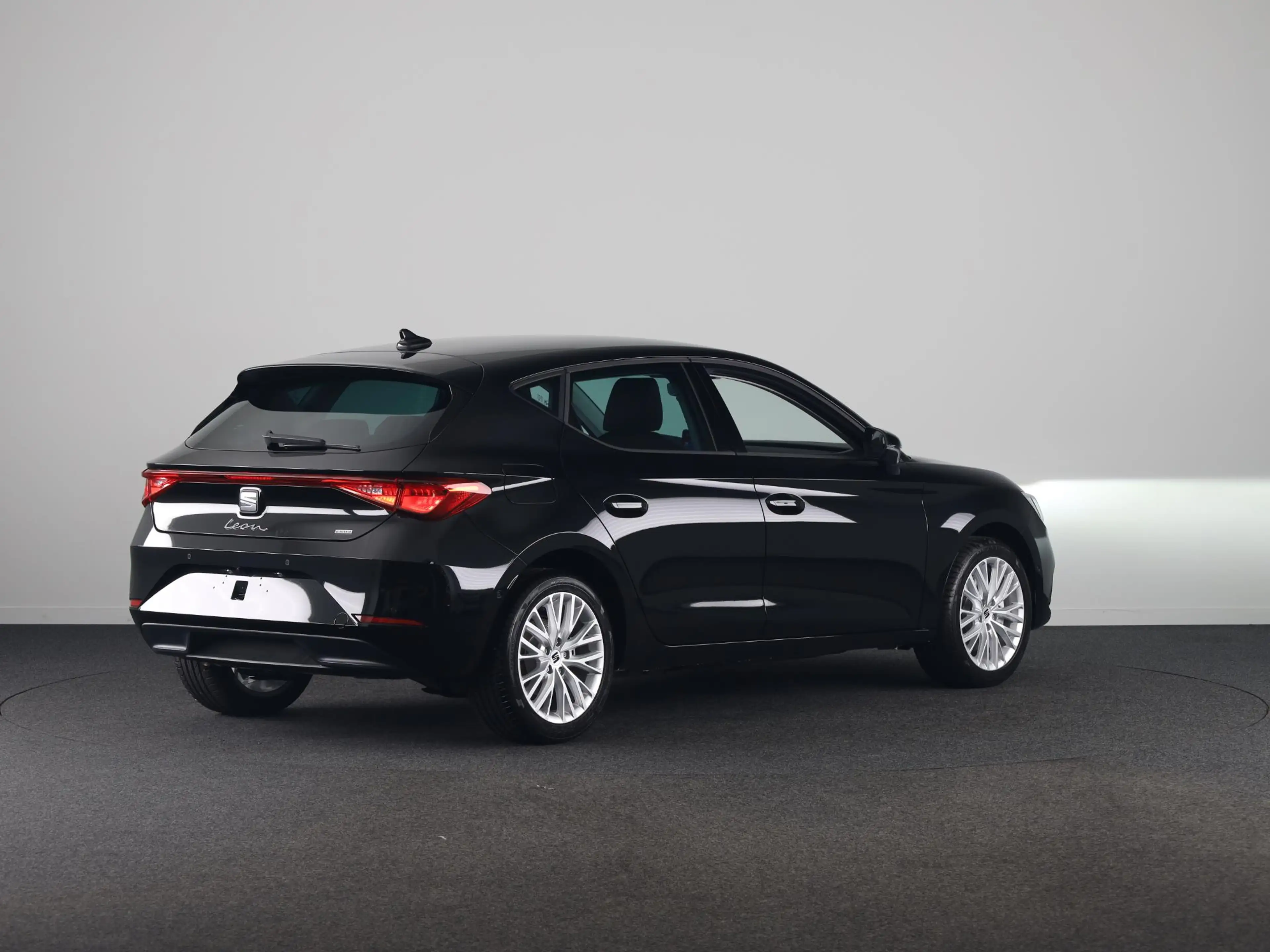 SEAT Leon e-Hybrid 1.5 TSI Style Business Intense | Midnight Black Me — photo 3