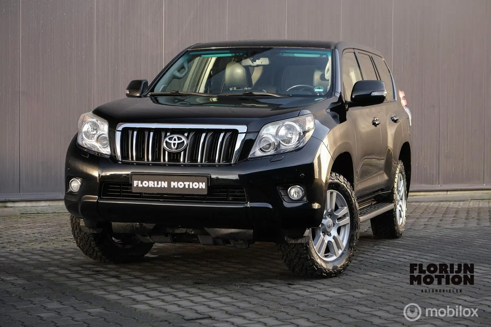 Toyota Land Cruiser LandCruiser 3.0 D-4D SX | NL Auto | Youngtimer | D Noir - 1