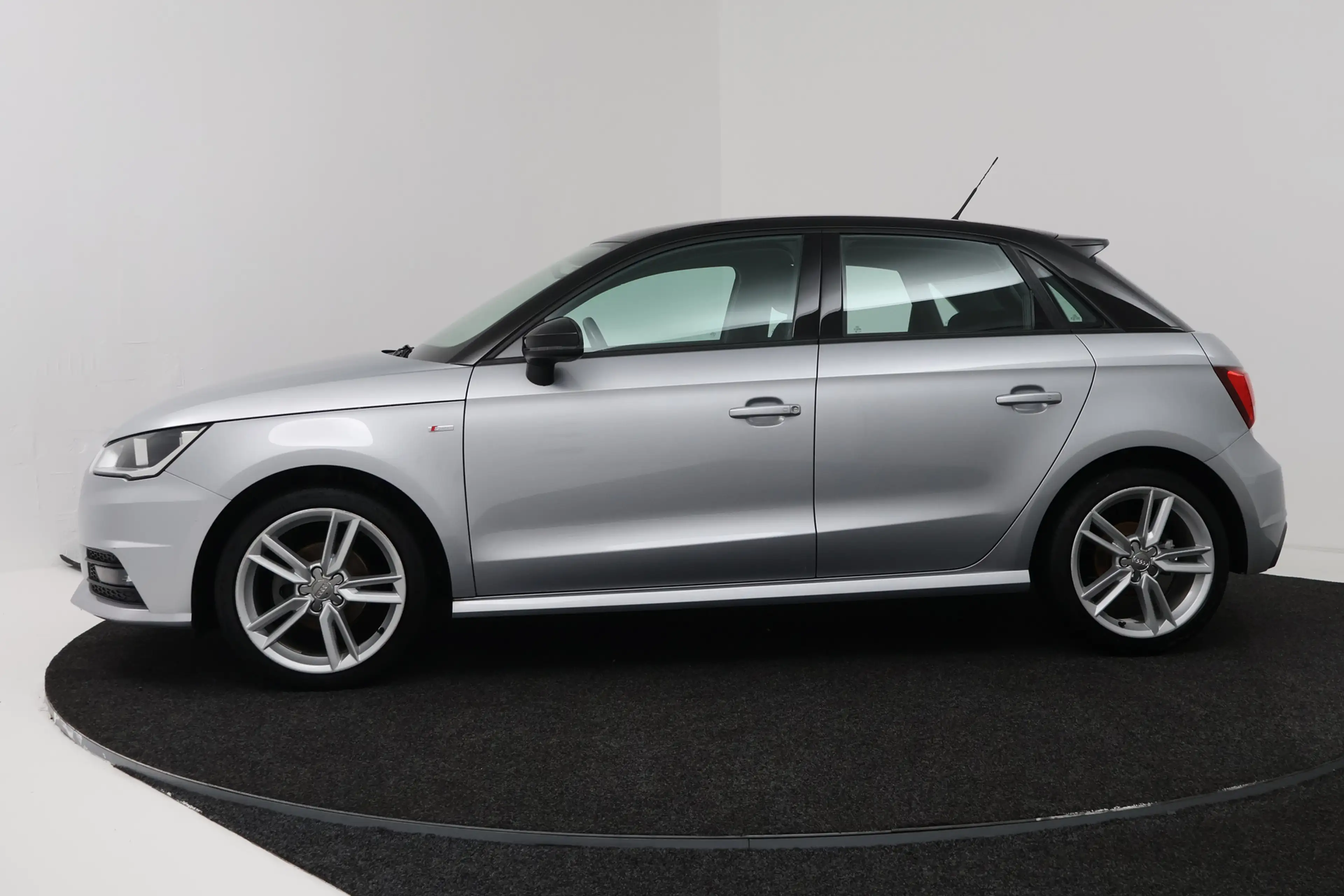 Audi A1 Sportback 1.0 TFSI Adrenalin (CRUISE CONTROL, NAVI — photo 2