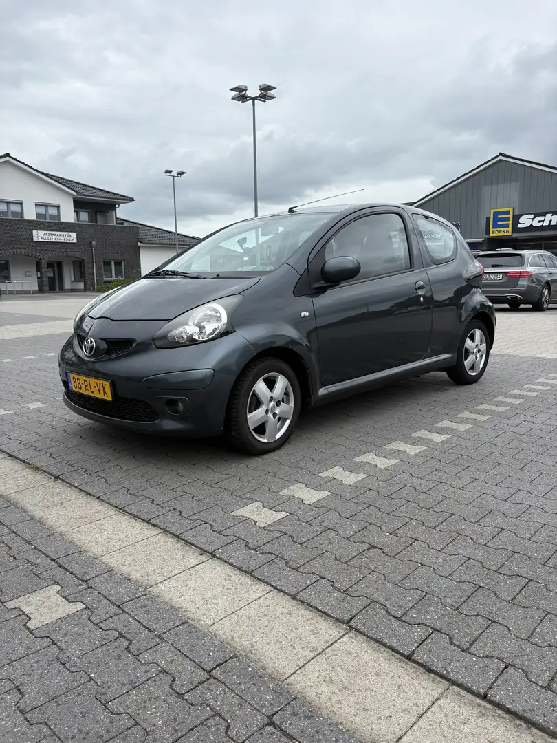 Toyota Aygo 1.0-12V Sport Grijs - 1