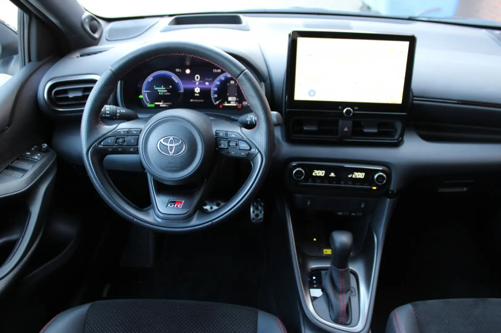 Toyota Yaris 1.5 Hybrid 130pk! GR Sport | Navi | PDC | Stoel -/ Grijs - 2