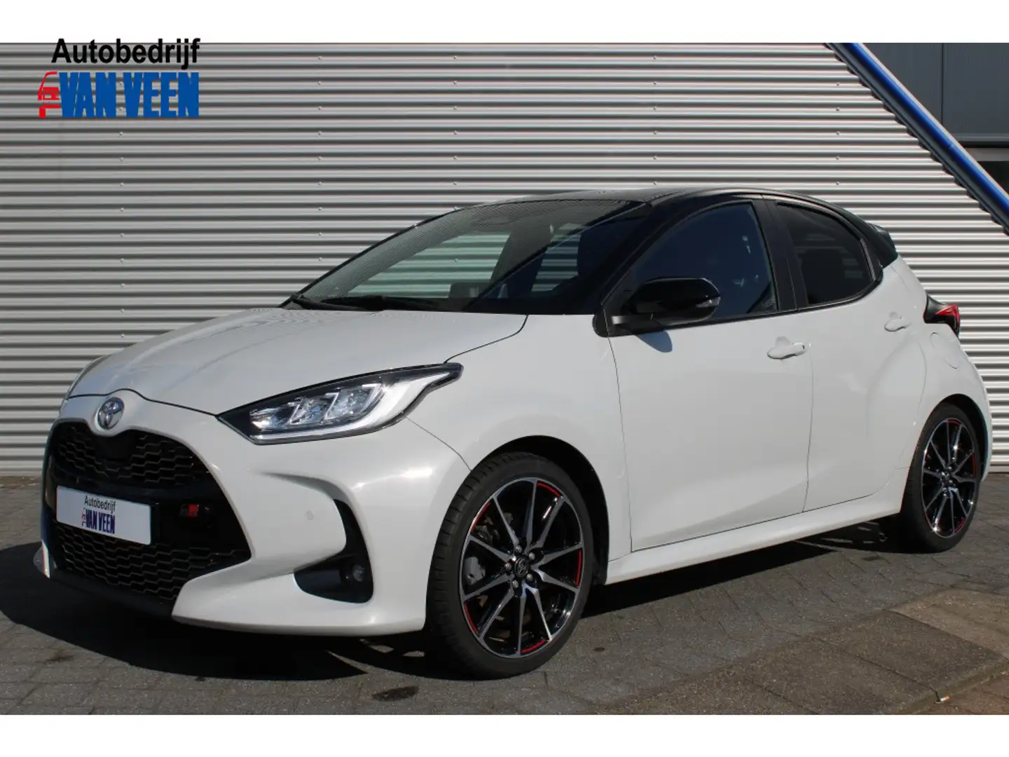 Toyota Yaris 1.5 Hybrid 130pk! GR Sport | Navi | PDC | Stoel -/ Grijs - 1