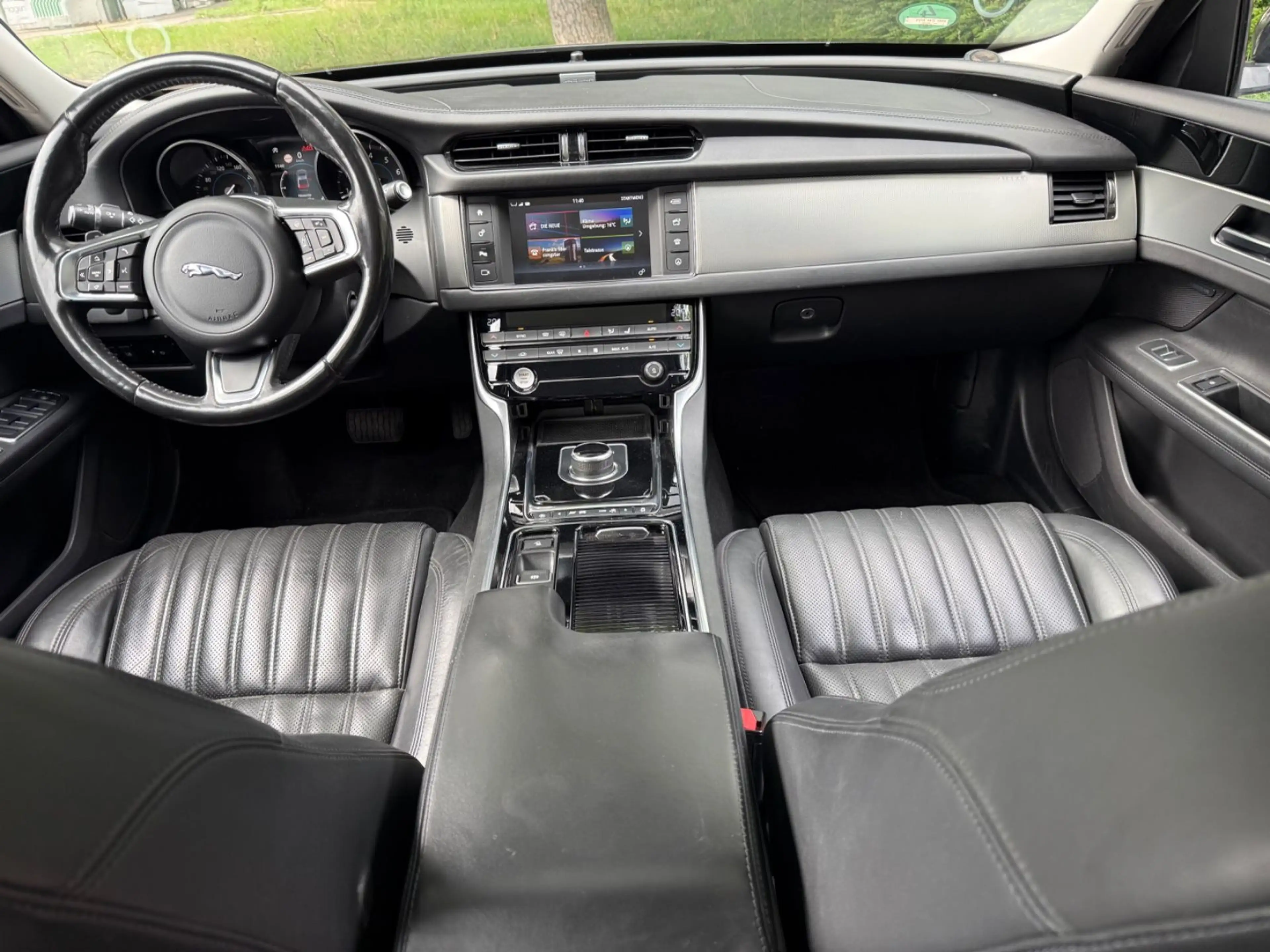 Jaguar XF Portfolio 25T AWD — photo 5