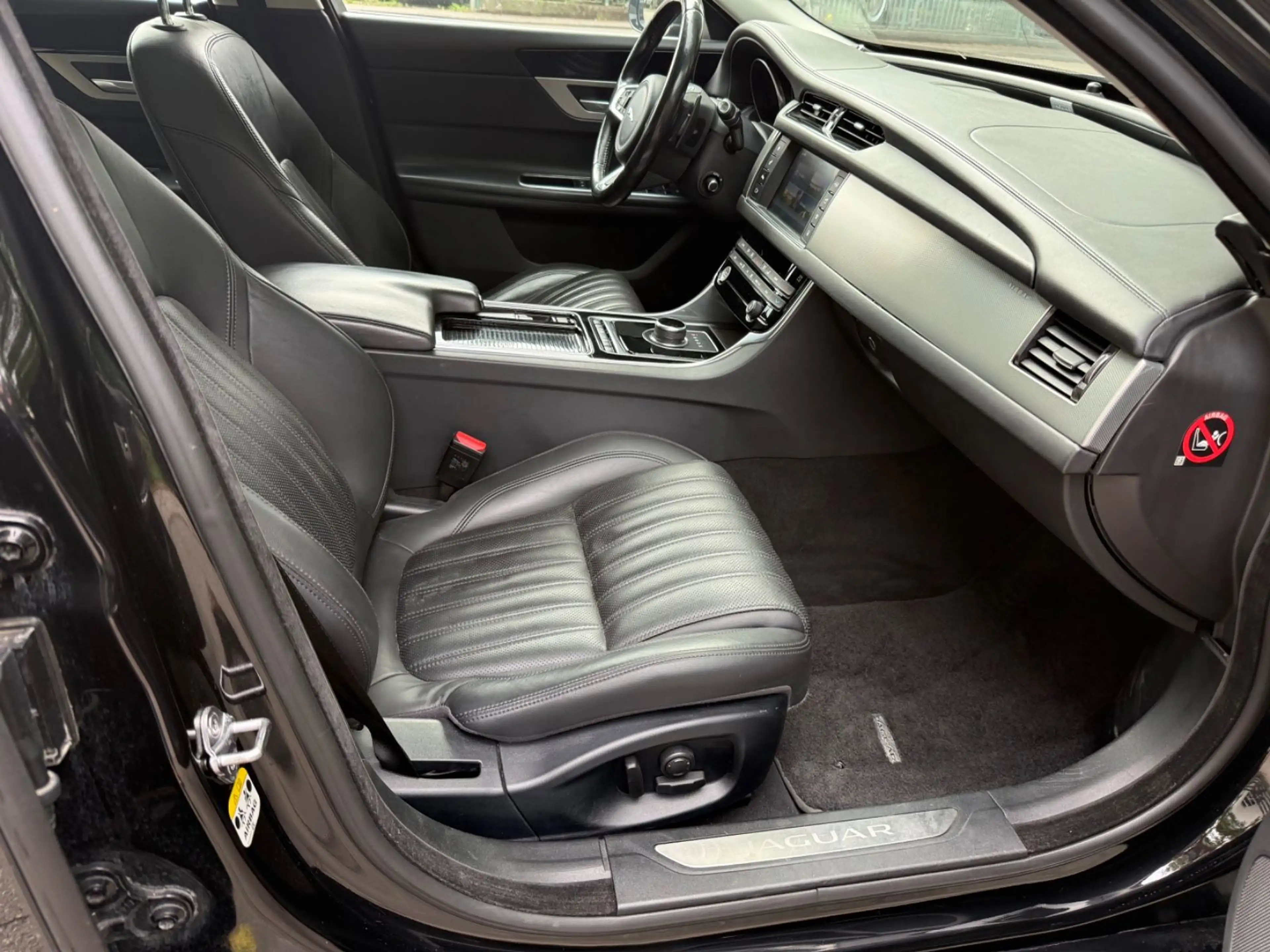 Jaguar XF Portfolio 25T AWD — photo 6