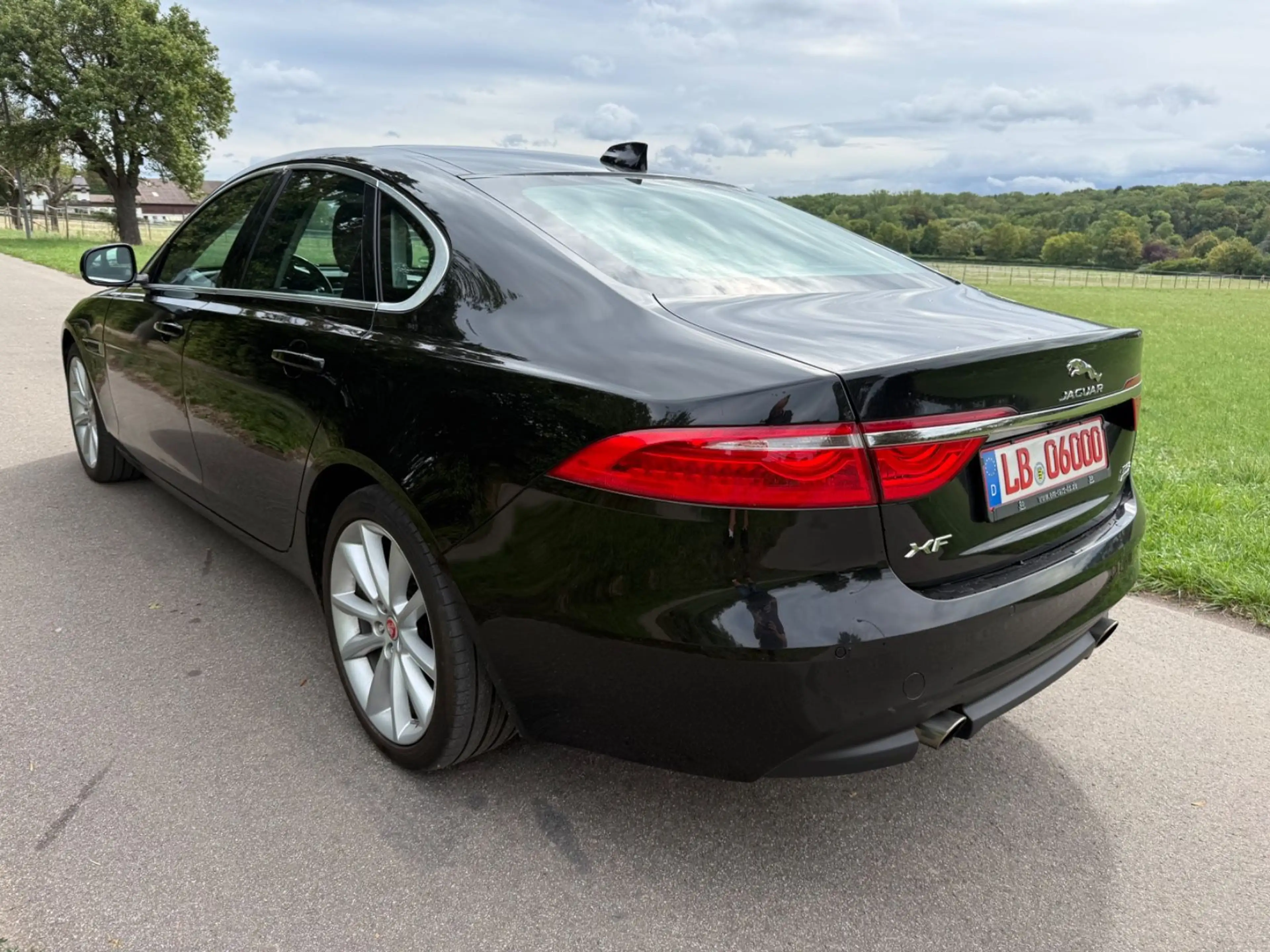 Jaguar XF Portfolio 25T AWD — photo 11