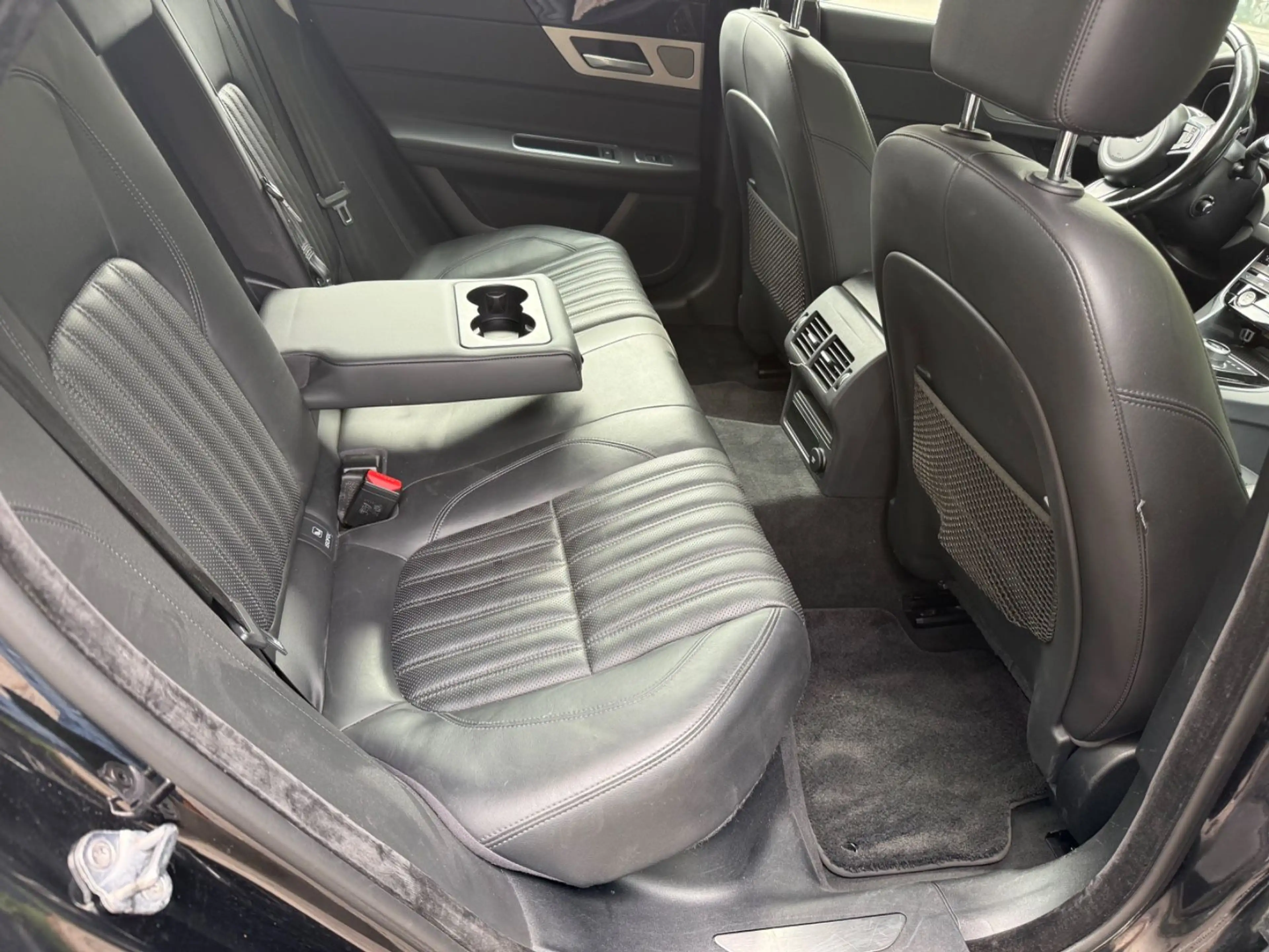 Jaguar XF Portfolio 25T AWD — photo 8