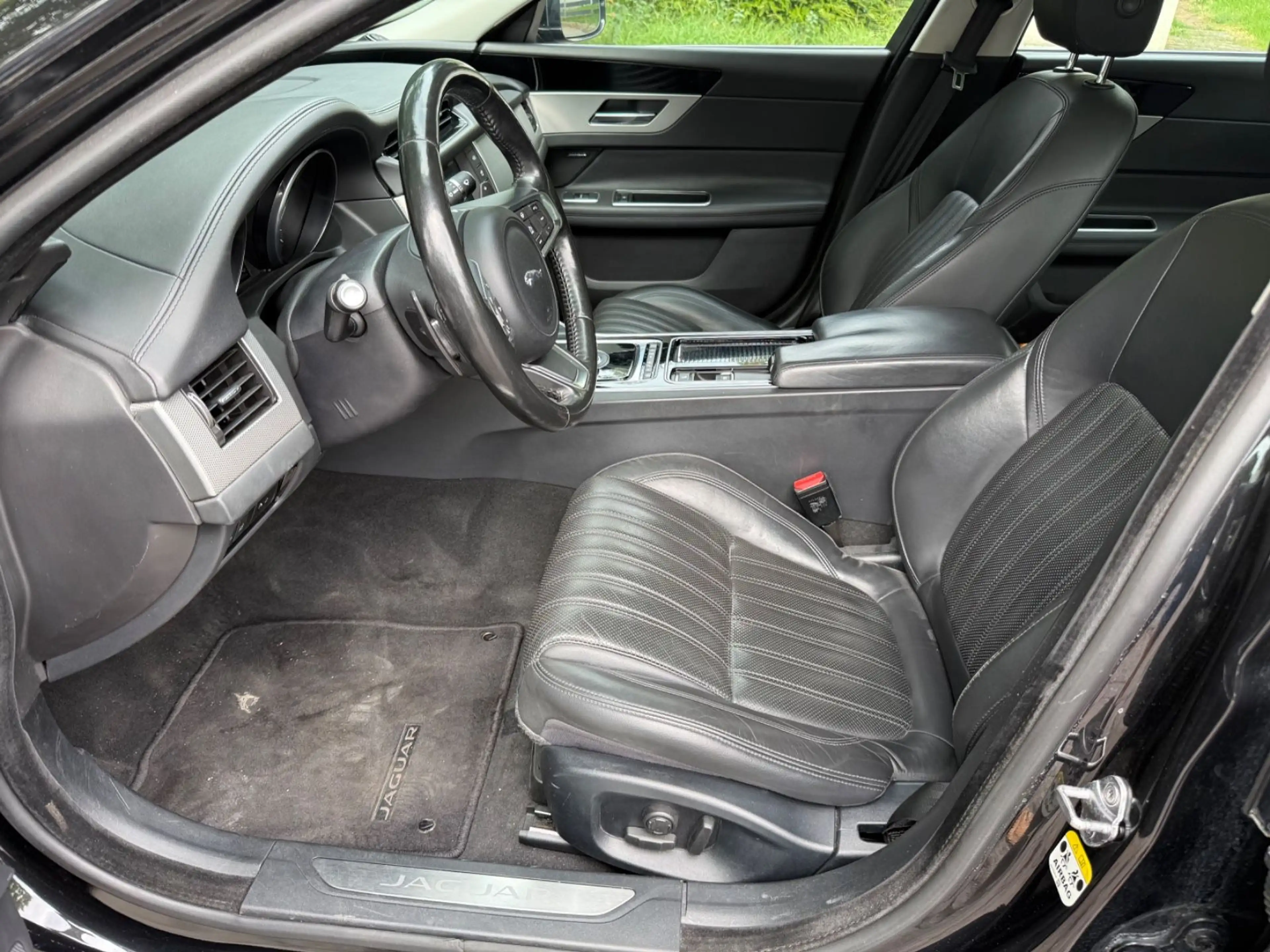 Jaguar XF Portfolio 25T AWD — photo 4