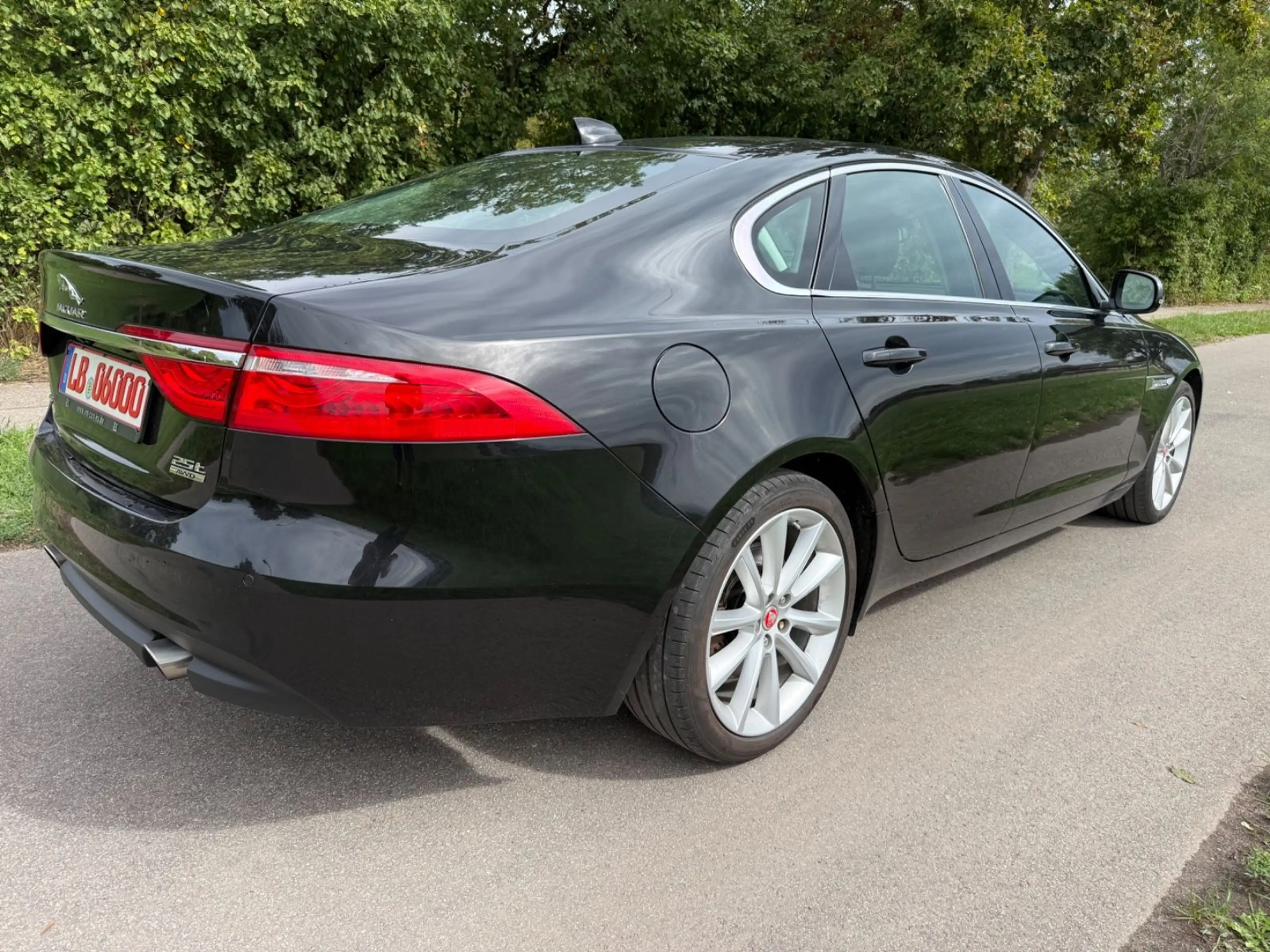 Jaguar XF Portfolio 25T AWD — photo 13