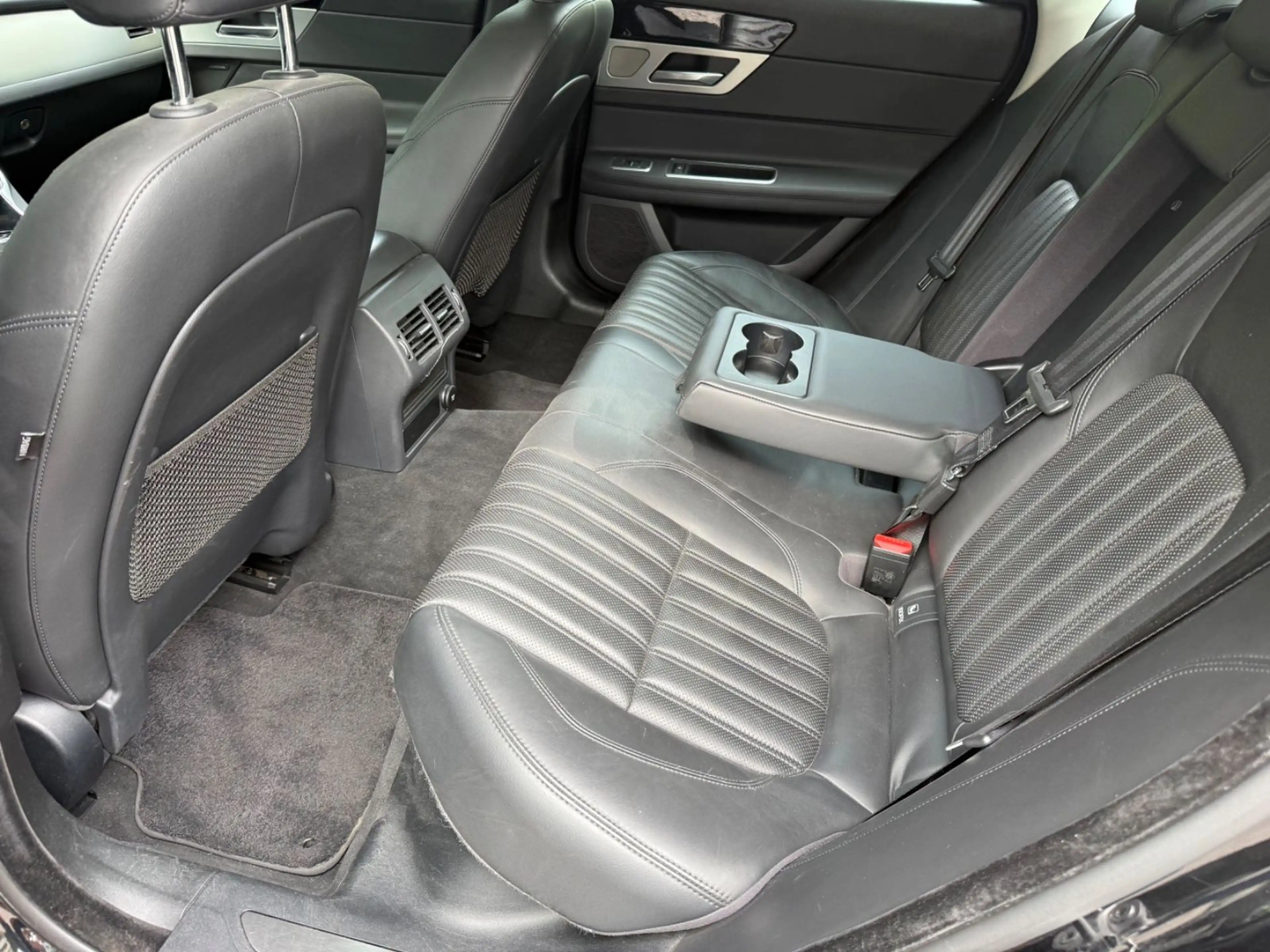 Jaguar XF Portfolio 25T AWD — photo 7